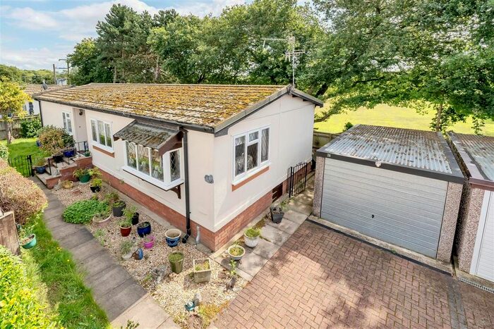 2 Bedroom Mobile/park Home For Sale In Grange Park, Woodhall Spa, LN10