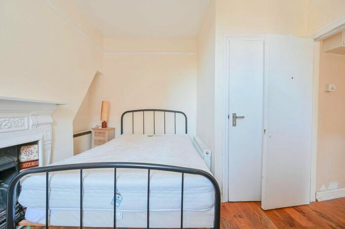 4 Bedroom Maisonette To Rent In Pennard Road, Shepherd's Bush, London, W12