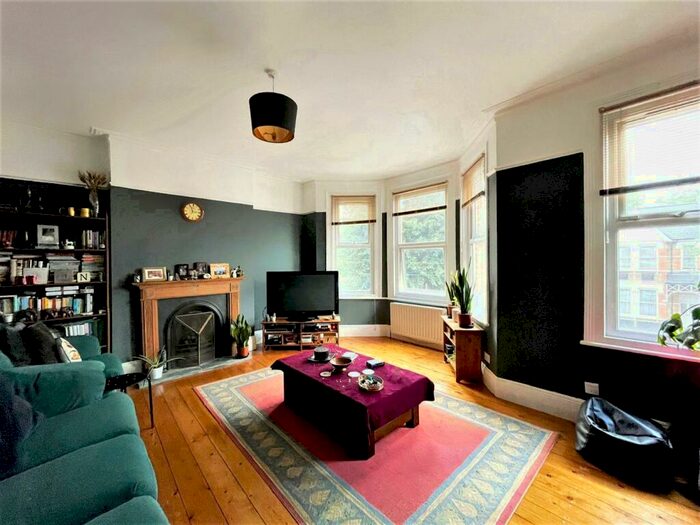 2 Bedroom Flat To Rent In Palmerston Crescent, Palmers Green, N13