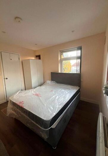 Studio To Rent In Halsway, Hayes, UB3