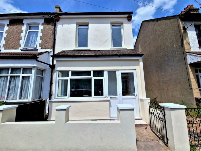 3 Bedroom End Of Terrace House To Rent In North Avenue, Southend On Sea, SS2