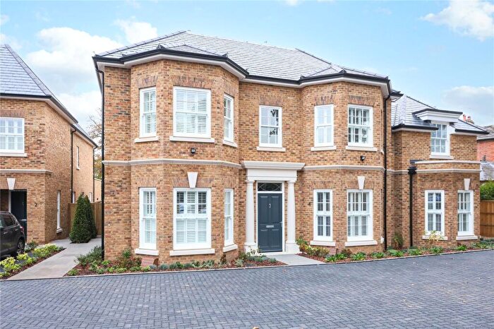 3 Bedroom Semi-Detached House For Sale In Chester Place, Pine Grove, KT13