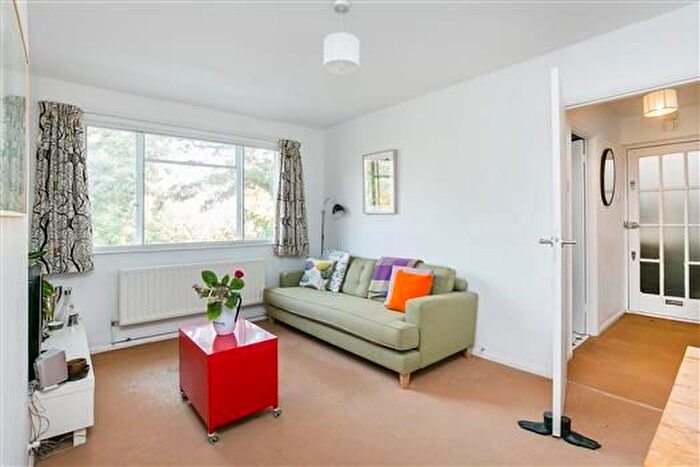 2 Bedroom Flat To Rent In Sibella Road, London, SW4