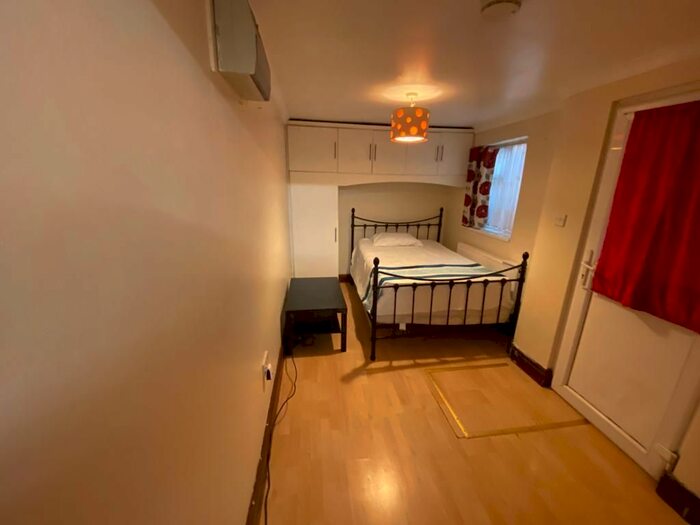 Studio To Rent In Townfield Road, Hayes UB3