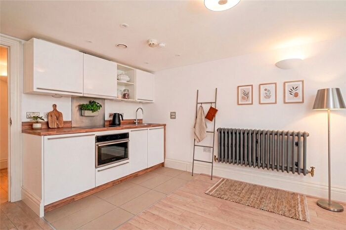Studio To Rent In Battersea Park Road, London, SW11