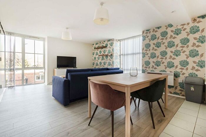 2 Bedroom Flat To Rent In Great West Road, Hammersmith, W6