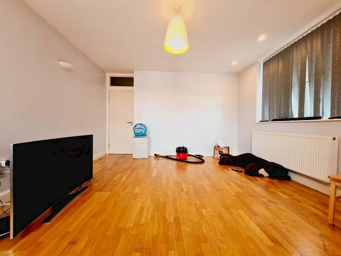 2 Bedroom Flat To Rent In Molesey Road, Hersham, Walton-On-Thames, KT12