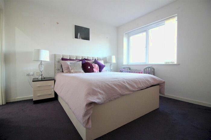 2 Bedroom Flat To Rent In Convent Way, Southall, UB2