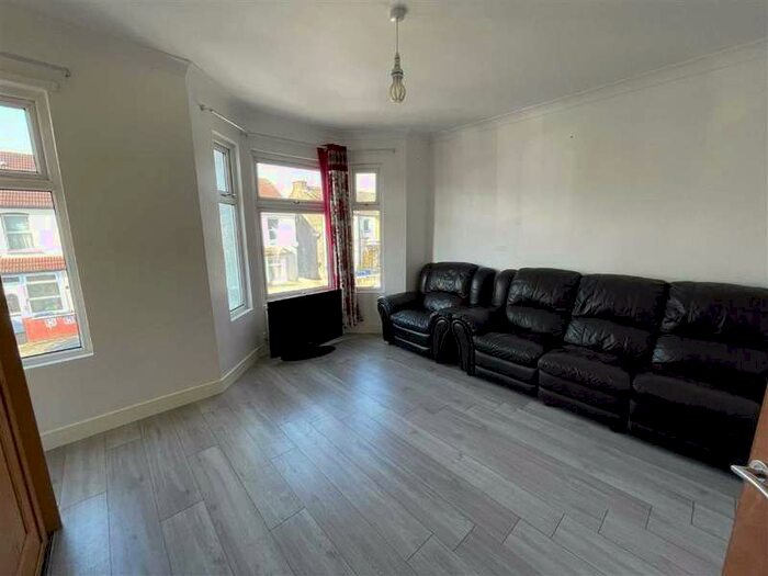 3 Bedroom Flat To Rent In Townsend Road, Southall, Middlesex, UB1