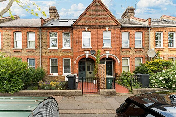 3 Bedroom Maisonette For Sale In Brettenham Road, Walthamstow, E17
