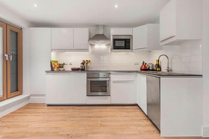 1 Bedroom Flat To Rent In Triangle Place, Clapham, London, SW4