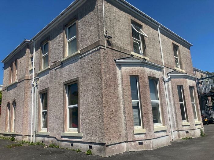 Flat To Rent In Greenhill Close, Carmarthen, SA31