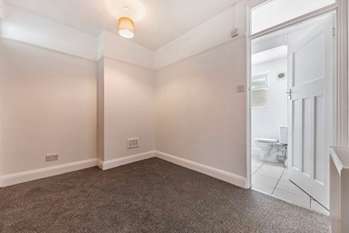 Maisonette To Rent In De'arn Gardens, Mitcham, CR4