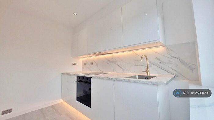 2 Bedroom Flat To Rent In High Road, London, N12