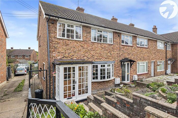 3 Bedroom End Of Terrace House For Sale In Fens Way, Hextable, Kent, BR8