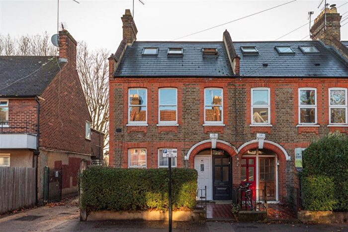 3 Bedroom Maisonette For Sale In Brettenham Road, Walthamstow, E17
