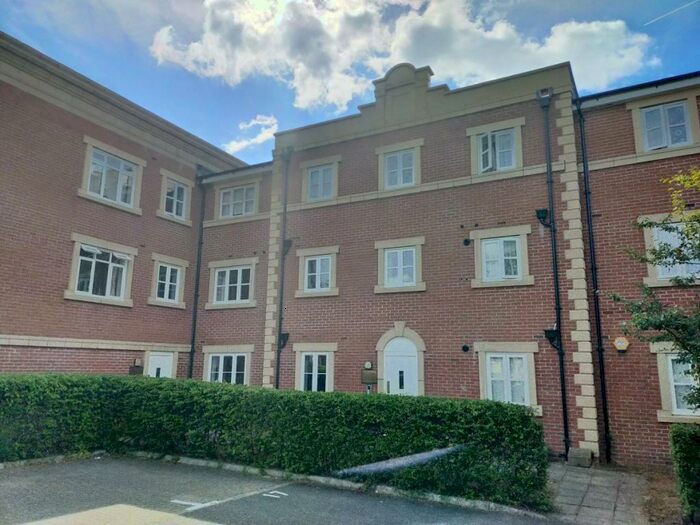 2 Bedroom Apartment To Rent In Royal Earlswood Park, Redhill, RH1