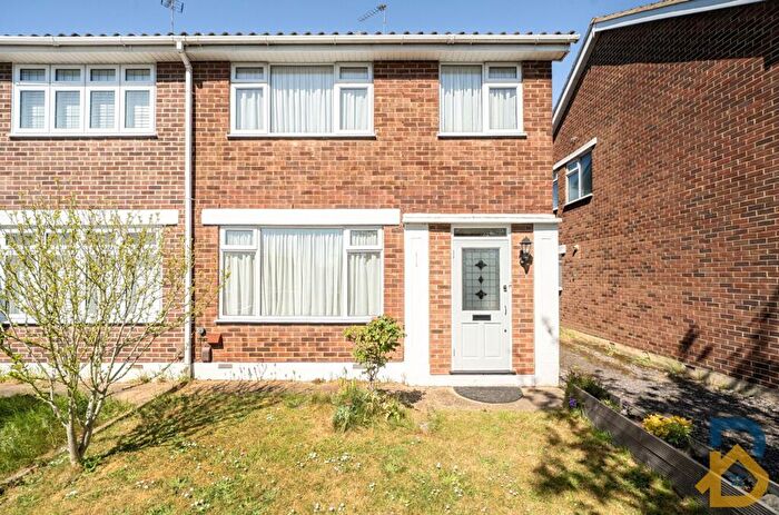 3 Bedroom Semi Detached House For Sale In Holme Road, Hornchurch, RM11