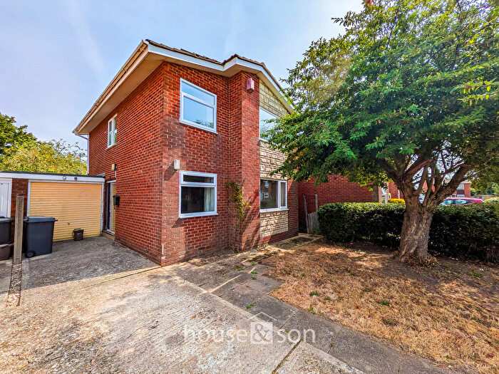 3 Bedroom Detached House For Sale In Pavan Gardens, Bournemouth, BH10