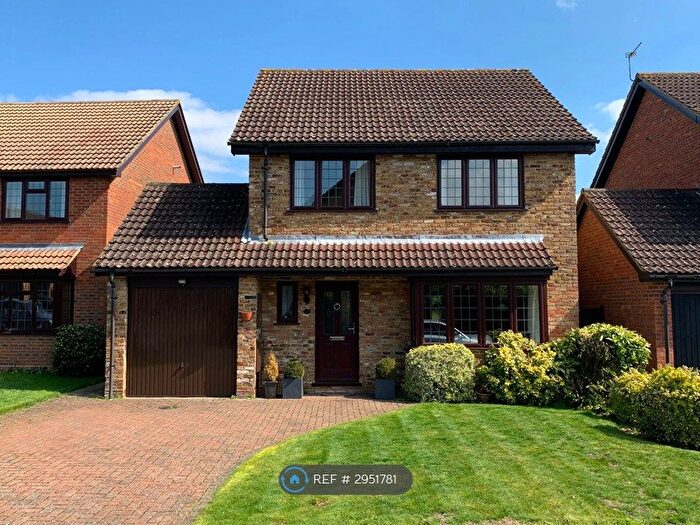 4 Bedroom Detached House To Rent In Squarefield Gardens, Hook, RG27