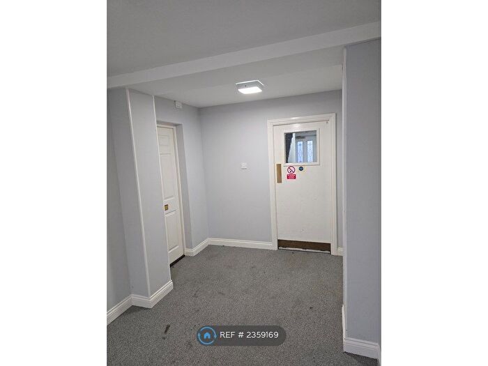 2 Bedroom Flat To Rent In Cambridge Square, Redhill, RH1