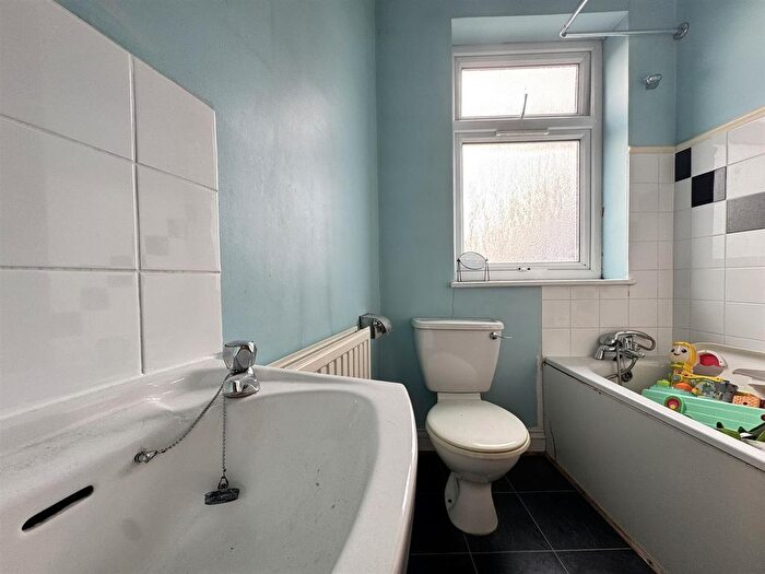3 Bedroom End Of Terrace House For Sale In Reigate Road, Seven Kings, Ilford, IG3
