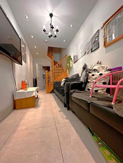 2 Bedroom Flat To Rent In Havering Gardens, Romford, Essex, RM6