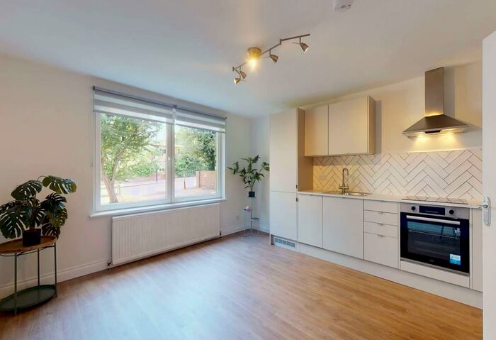 2 Bedroom Flat To Rent In Chestnut Court, South Croydon, Surrey, CR2