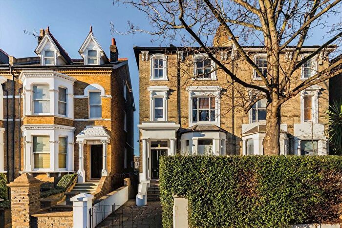 3 Bedroom Flat To Rent In Lime Grove, Shepherds Bush, W12