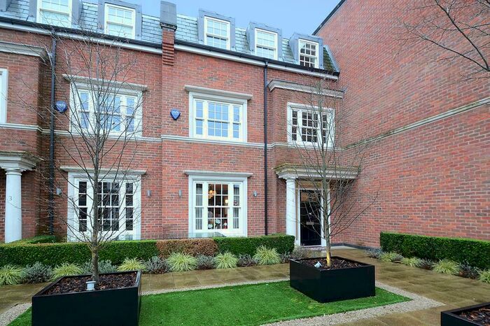 4 Bedroom Mews To Rent In Warrenhurst Mews, Weybridge, KT13
