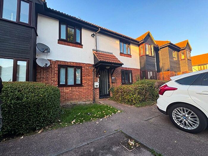 1 Bedroom Flat For Sale In Copperfields, Basildon, Essex, SS15