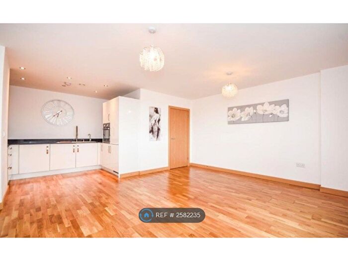 2 Bedroom Flat To Rent In Highbanks, Southend-On-Sea, SS1