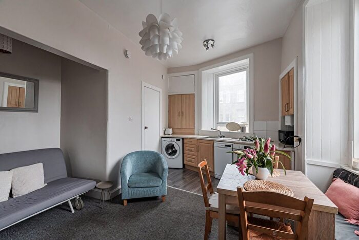 2 Bedroom Flat For Sale In Raeburn Place, Edinburgh, EH4