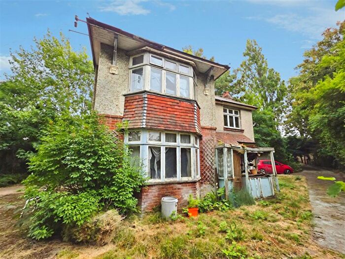 2 Bedroom Detached House For Sale In Cross Road, Southampton, SO19