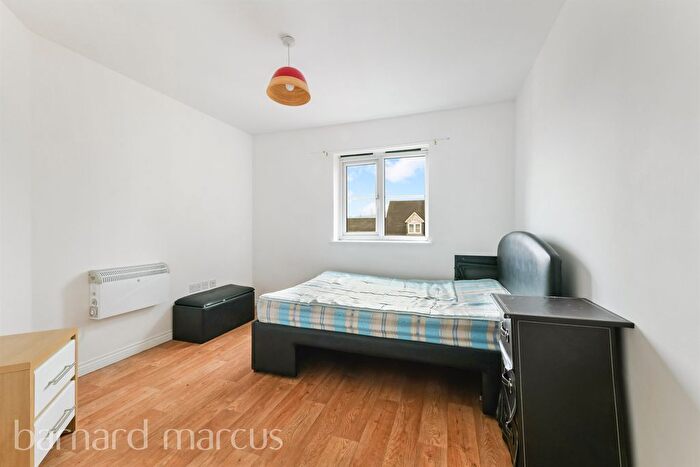 2 Bedroom Flat For Sale In Rydons Way, Redhill, RH1