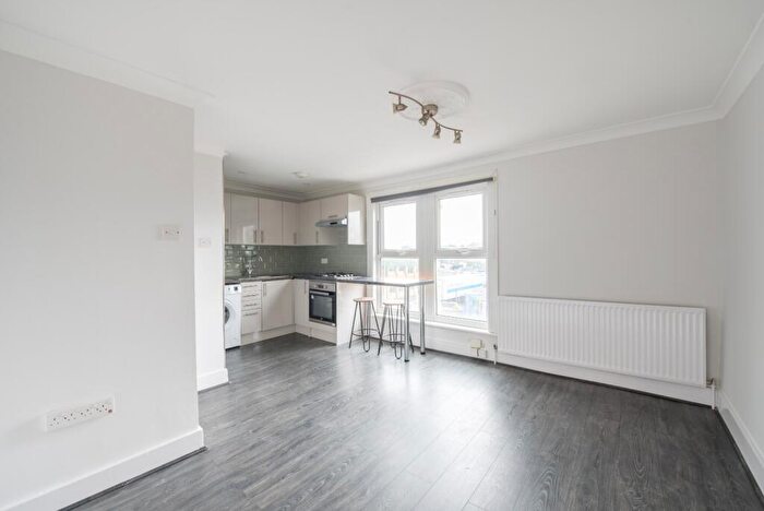 2 Bedroom Flat For Sale In Hainault Road, Leytonstone, London, E11