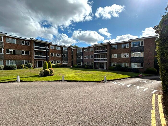 2 Bedroom Flat To Rent In Four Oaks Road, Sutton Coldfield, West Midlands, B74