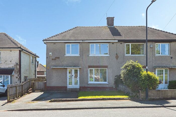 3 Bedroom Semi-detached House For Sale In Collinfield Rise, Bradford, BD6