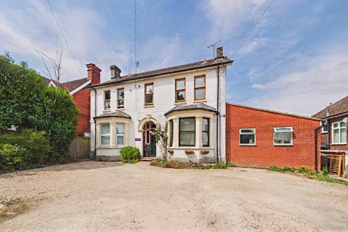 2 Bedroom Flat For Sale In Connaught Road, Reading, Berkshire, RG30