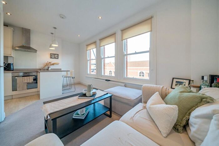 1 Bedroom Flat For Sale In St Johns Hill, Battersea, London, SW11