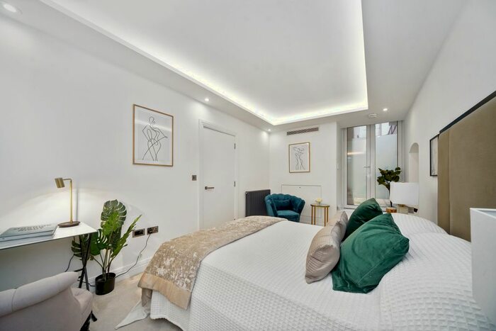 1 Bedroom Flat To Rent In Exchange Court, Covent Garden, London, WC2R