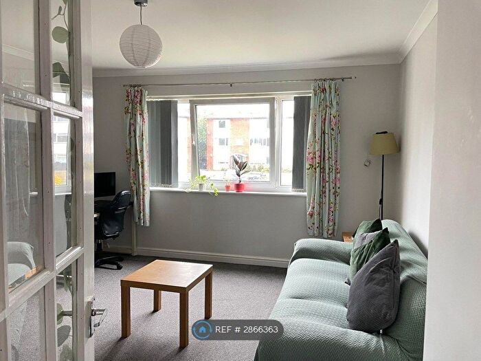 2 Bedroom Flat To Rent In Fairlawn Close, Leamington Spa, CV32