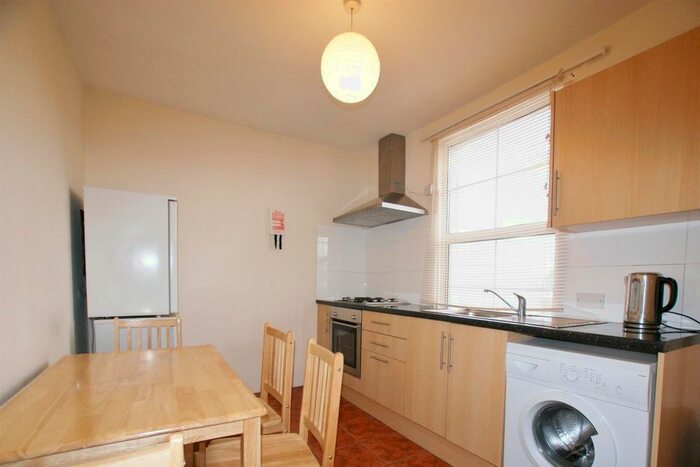 2 Bedroom Flat To Rent In North End Road, London, SW6