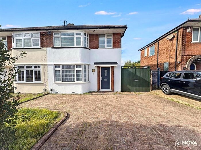 3 Bedroom Semi-Detached House To Rent In Hollybush Road, Luton, LU2
