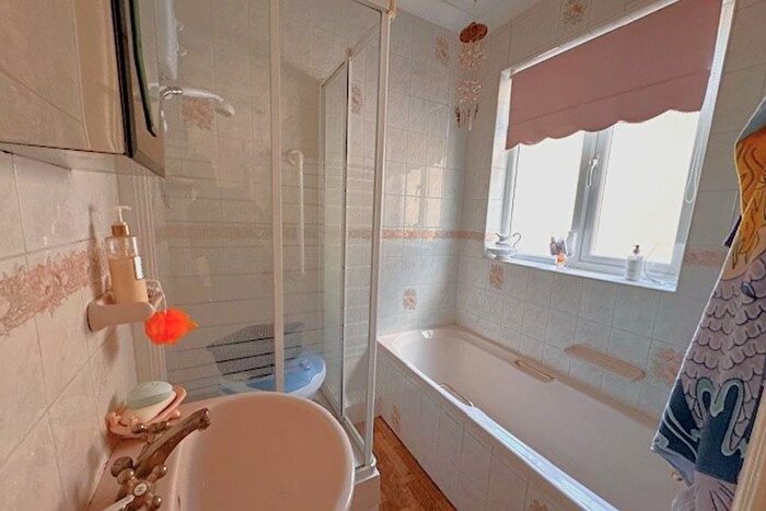 3 Bedroom Semi-Detached House For Sale In Wandleside, Wallington, SM6