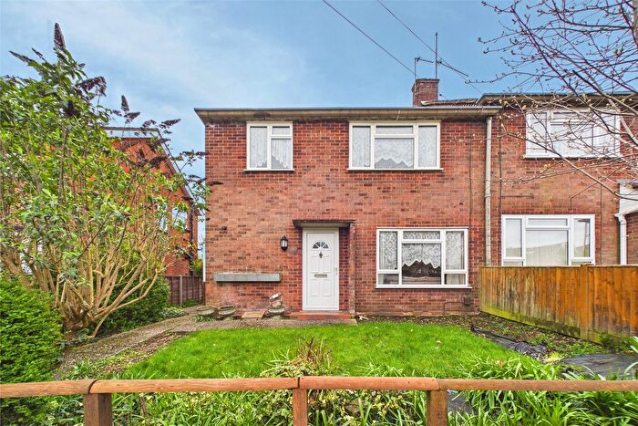 3 Bedroom Semi Detached House For Sale In Dee Road, Tilehurst, Reading, Berkshire, RG30