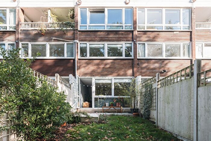 2 Bedroom Maisonette For Sale In Kitley Gardens Iii, London, SE19
