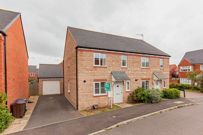 3 Bedroom Semi-Detached House To Rent In Linnet Road, Bodicote, Banbury, OX15