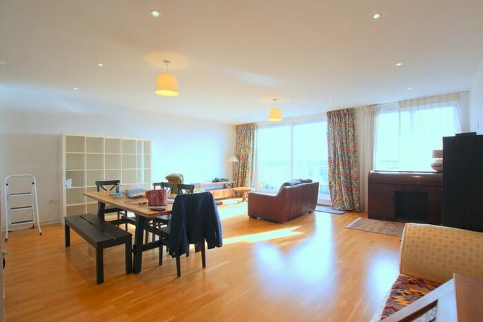 3 Bedroom Flat To Rent In Melliss Avenue, Richmond, TW9