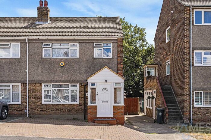 3 Bedroom Semi-Detached House For Sale In Weardale Avenue, Dartford, DA2